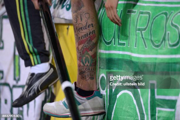 Borussia Dortmund - Werder Bremen Taetowiertes Bein eines Werder Fans mit den Motiven der Werder Raute und dem Bremer Schluessel sowie dem Spruch...