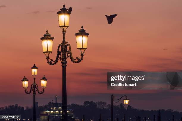 lumières de la rue de venise, italie - éclairage public photos et images de collection