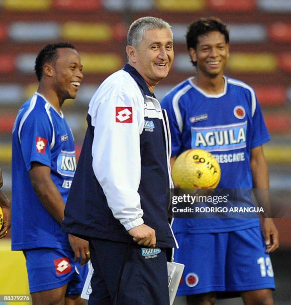 Colombian coach Eduardo Lara smile next to footballers Camilo Zuniga and Fredy Guarin during a training session on June 9, 2009 in Medellin,...