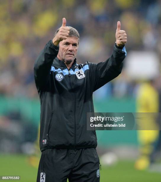 Muenchen - Borussia Dortmund Trainer Friedhelm Funkel mit Daumen hoch fuer die Fans trotz Niederlage