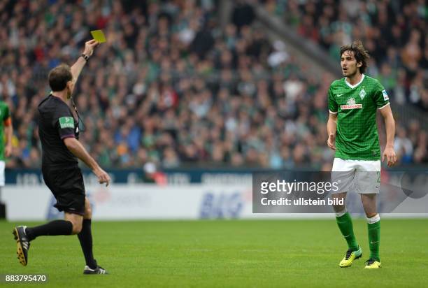 Werder Bremen - SC Freiburg Schiedsrichter Florian Meyer zeigt Santiago Garcia die gelbe Karte wegen Meckerns