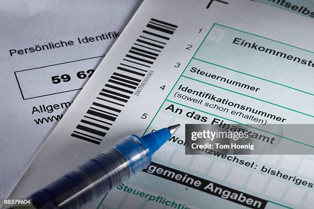 german tax return form, close-up - cultura alemana fotografías e imágenes de stock