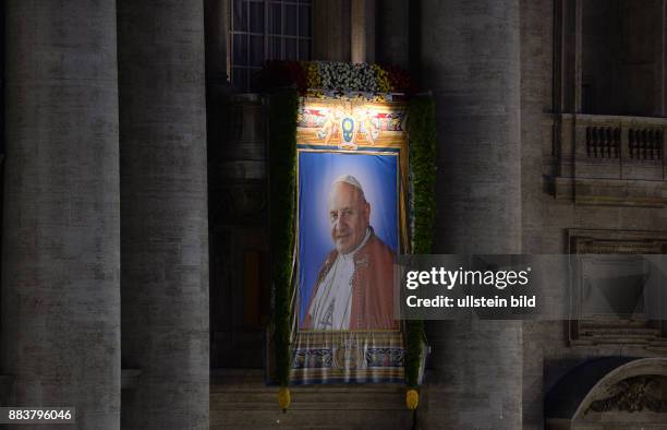 Rom, Vatikan Heiligsprechung Papst Johannes Paul II und Papst Johannes XXIII Ein Bild von Papst Johannes XXIII wird in der Nacht am Petersdom...