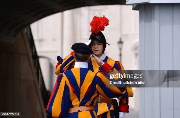 Rom, Vatikan Päpstliche Schweizergarde Zwei Mitglieder der paepstlichen Schweizergarde bewachen den EIngang des Vatikanstaates