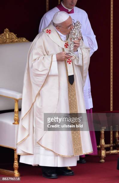 Rom, Vatikan Heiligsprechung Papst Johannes Paul II und Papst Johannes XXIII Papst Franziskus I. Küsst die Reliquie von Papst Johannes XXIII während...