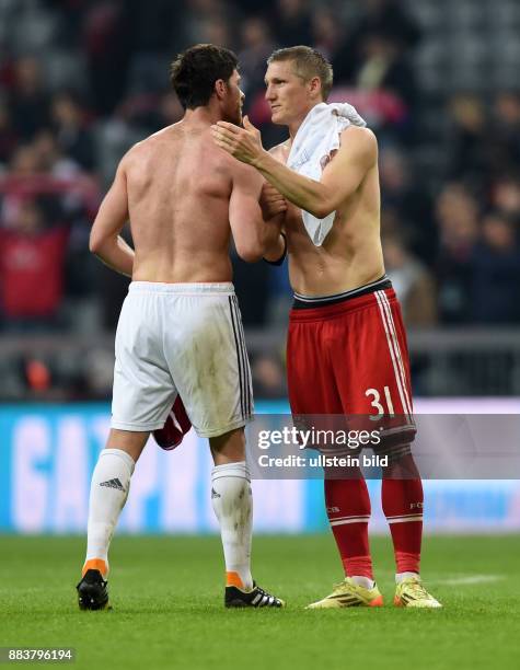 Bayern Muenchen - Real Madrid Xabi Alonso und Bastian Schweinsteiger tauschen nach dem Abpfiff die Trikots