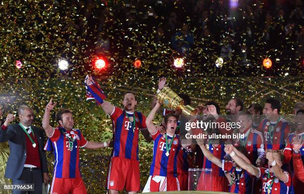 Borussia Dortmund - FC Bayern Muenchen Trainer Pep Guardiola, Mario Goetze, Daniel van Buyten, Philipp Lahm, Franck Ribery, Philipp Lahm und Claudio...