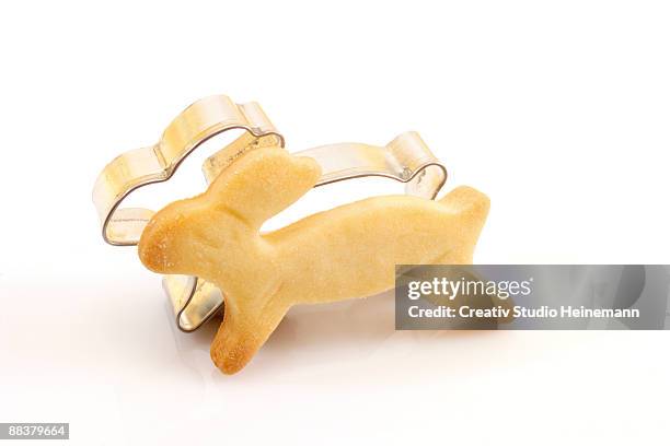 cookie cutter and easter cookie - cookie cutter stock pictures, royalty-free photos & images