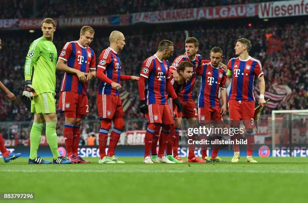 Bayern Muenchen - FC Schachtar Donezk Die Mannschaft des FC Bayern nimmt Aufstellung zum Mannschaftsfoto.