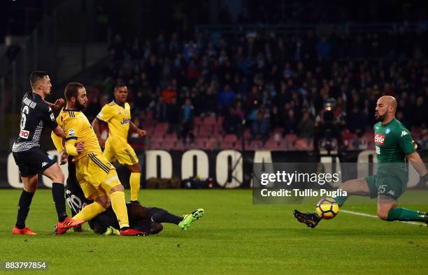 Gonzalo Higuain of Juventus scores the opening goal during the Serie A match between SSC Napoli and Juventus at Stadio San Paolo on December 1, 2017...