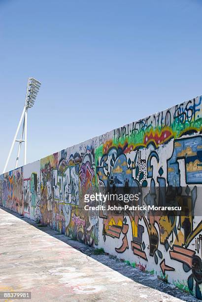germany, berlin, prenzlauer berg, mauerpark, floodlight - graffiti wall stock-fotos und bilder