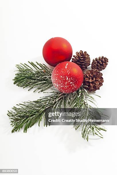 christmas decoration with christmas bauble and fir twigs - branche sapin fond blanc photos et images de collection