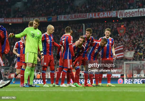 Bayern Muenchen - FC Schachtar Donezk Die Mannschaft des FC Bayern nimmt Aufstellung zum Mannschaftsfoto.