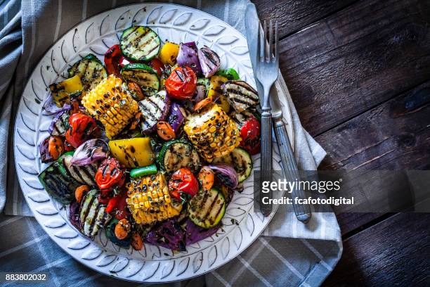 gegrilde groenten plaat geschoten van bovenaf op rustieke houten tafel - aubergine stockfoto's en -beelden
