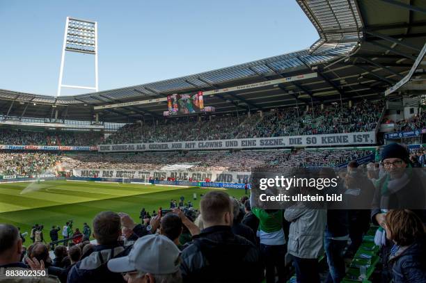 Werder Bremen - Hamburger SV Fan-Choreografie der Werder Fans mit der Aussage: EINE KUEHNE-AG ALS GEGNER, NUR MIT CLOWNS UND EINE SZENE, DIE SO KEINE...