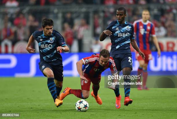 Bayern Muenchen - FC Porto Ruben Neves und Ricardo gegen Mario Goetze