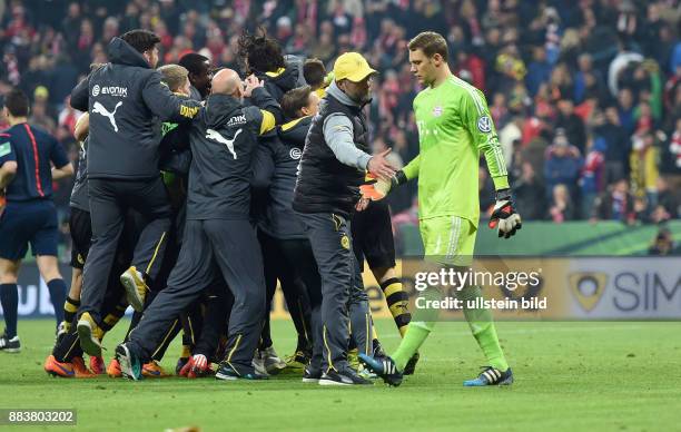 Bayern Muenchen - Borussia Dortmund Torwart Manuel Neuer bekommt von Trainer Juergen Klopp Trost