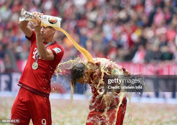 Bayern Muenchen - 1. FSV Mainz 05 Der FC Bayern feiert seine 25. Deutsche Meisterschaft: Robert Lewandowski goennt Bastian Schweinsteiger eine...