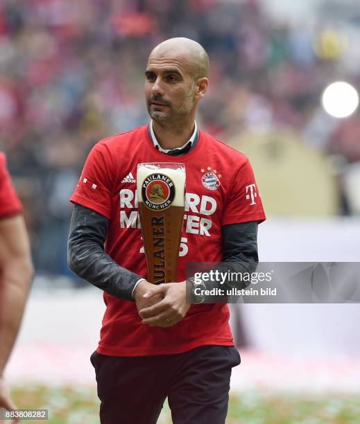 Bayern Muenchen - 1. FSV Mainz 05 Der FC Bayern feiert seine 25. Deutsche Meisterschaft: Trainer Pep Guardiola mit einem Bierglas