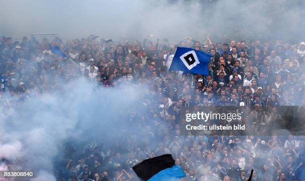 Karlsruher SC - Hamburger SV Fans vom Hamburger SV brennen Pyrotechnik ab