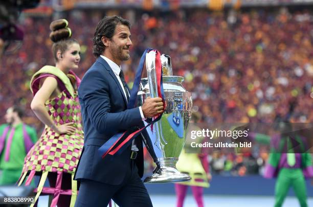 Juventus Turin - FC Barcelona Karl-Heinz Riedle bringt den Champions League Pokal ins Stadion