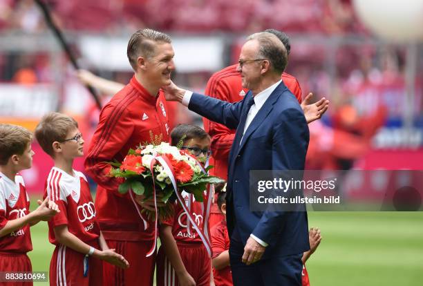 Bayern Muenchen - 1. FSV Mainz 05 Bastian Schweinsteiger bekommt vom Vorstandsvorsitzenden Karl Heinz Rummenigge einen Blumenstrauss