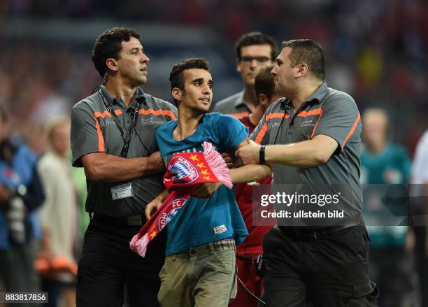 Fussball 1. Bundesliga Saison 2015/2016 1. Spieltag FC Bayern Muenchen - Hamburger SV Mario Goetze versucht einen Flitzer vor der Security zu...