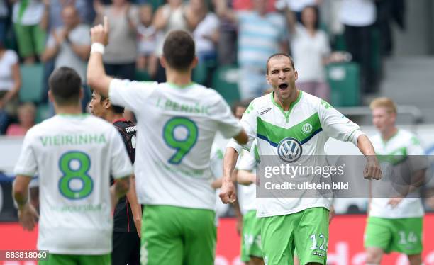 Spieltag VfL Wolfsburg - Eintracht Frankfurt Bas Dost bejubelt seinen Treffer zum 2:0 mit Vieirinha und Ivan Perisic