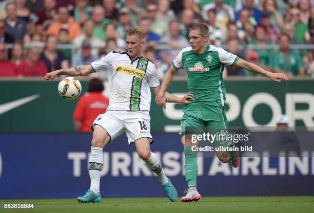 Spieltag SV Werder Bremen - Borussia Moenchengladbach Marvin Schulz gegen Aron Johannsson