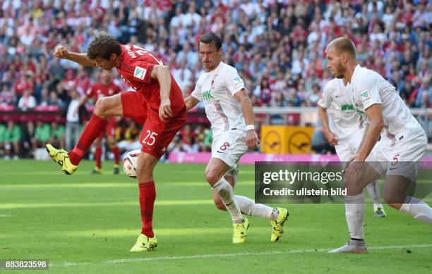 Fussball 1. Bundesliga Saison 2015/2016 4. Spieltag FC Bayern Muenchen - FC Augsburg Hacke, Spitze, 1.2.3: Thomas Mueller laesst es laessig angehen....