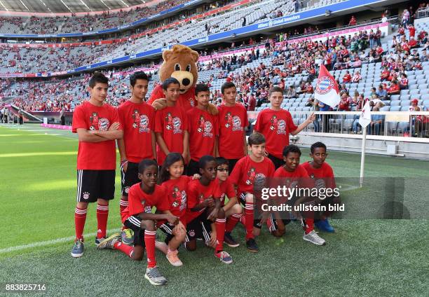 Fussball 1. Bundesliga Saison 2015/2016 4. Spieltag FC Bayern Muenchen - FC Augsburg Gruppenbild mit dem FC Bayern Maskottchen Berni und...