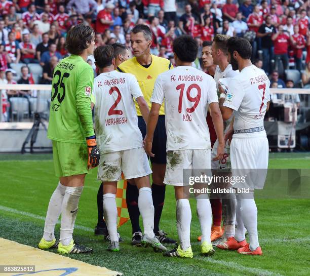 Fussball 1. Bundesliga Saison 2015/2016 4. Spieltag FC Bayern Muenchen - FC Augsburg FC A Team beschwaert sie bei Schiedsrichter Knut Kircher uber...