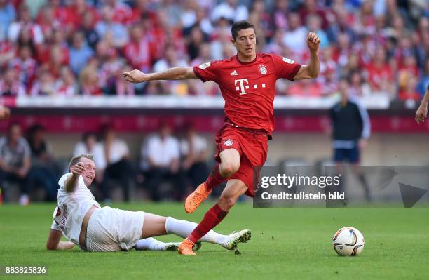 Fussball 1. Bundesliga Saison 2015/2016 4. Spieltag FC Bayern Muenchen - FC Augsburg Jan Ingwer Callsen Bracker gegen Robert Lewandowski