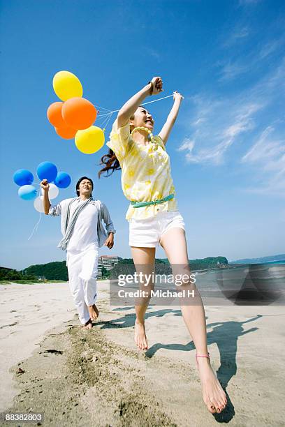 the man and woman who has the balloon is running i - 24 h du mans bildbanksfoton och bilder