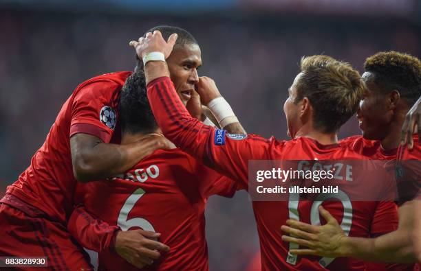 Bayern Muenchen - Dinamo Zagreb Torjubel nach dem 5:0: Douglas Costa, Thiago Alcantara, Mario Goetze und David Alaba
