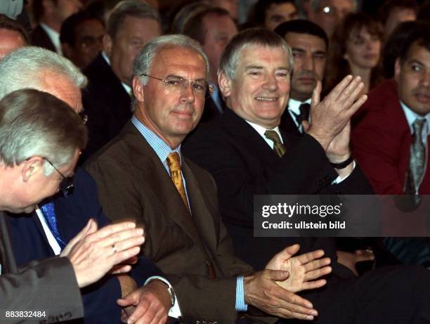 Bildnummer: 00217281 Datum:Copyright: imago/Ulmer DFB-Vizepräsident Franz Beckenbauer und Bundesinnenminister Otto Schily klatschen zufrieden Beifall...