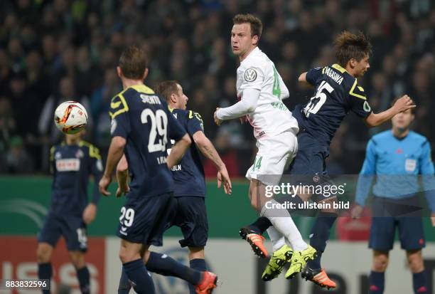 Fussball DFB POKAL 2. HAPTRUNDE SAISON 2015/2016 SV Werder Bremen - 1. FC Koeln Philipp Bargfrede gegen Dusan Svento, Matthias Lehmann und Kazuki...