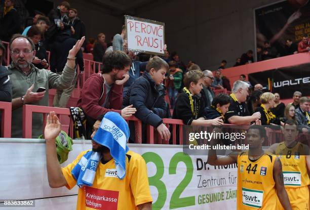 Basketball 1. Bundesliga 2015/2016 Hauptrunde 14. Spieltag Walter Tigers Tuebingen - Telekom Baskets Bonn Ein Tigers Fan mit einem Plakat Perovic...