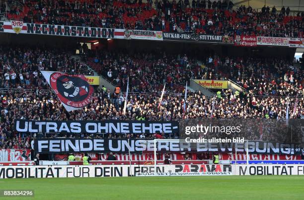 Fussball 1. Bundesliga Saison 2015/2016 15. Spieltag VfB Stuttgart - SV Werder Bremen Fans vom VfB Stuttgart hissen Banner mit der Aufschrift: ULTRAS...