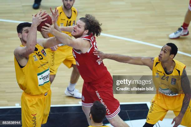 Basketball 1. Bundesliga 2015/2016 Hauptrunde 16. Spieltag Walter Tigers Tuebingen - FC Bayern Muenchen John Bryant gegen Bogdan Radosavljevic und...