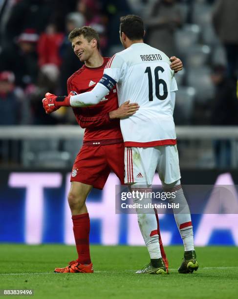 Bayern Muenchen - Olympiakos Piraeus Thomas Mueller und Torwart Roberto umarmen sich