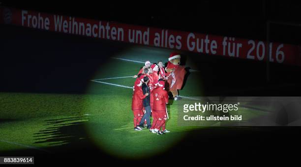 Fussball DFB Pokal Achtelfinale 2015/2016 FC Bayern Muenchen - SV Darmstadt 98 Das Team des FC Bayern bedankt sich mit einem Banner; Danke fuer...