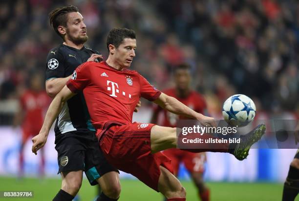 Bayern Muenchen - Arsenal London Robert Lewandowski gegen Mathieu Debuchy