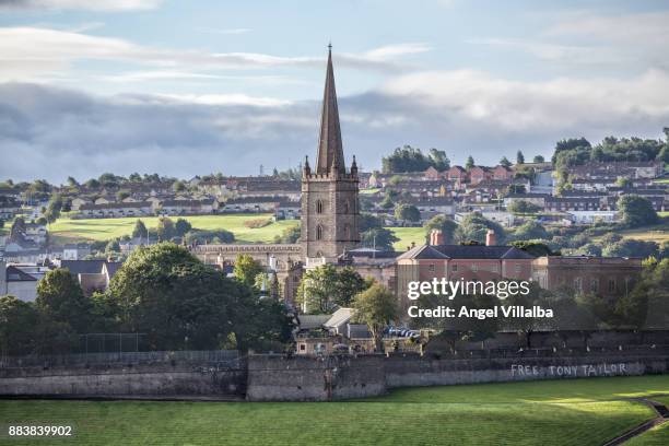 sunrise light on derry - londonderry - fotografias e filmes do acervo