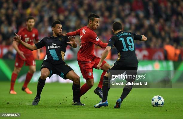 Bayern Muenchen - Arsenal London Francis Copquelin und Santi Cazorla gegen Thiago Alcantara