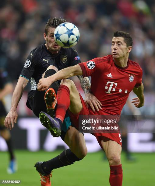 Bayern Muenchen - Arsenal London Robert Lewandowski gegen Mathieu Debuchy