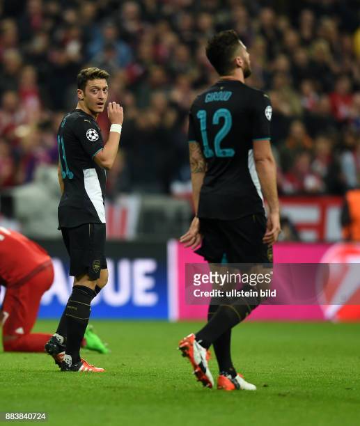 Bayern Muenchen - Arsenal London Mesut Oezil und Olivier Giroud sind enttaeuscht