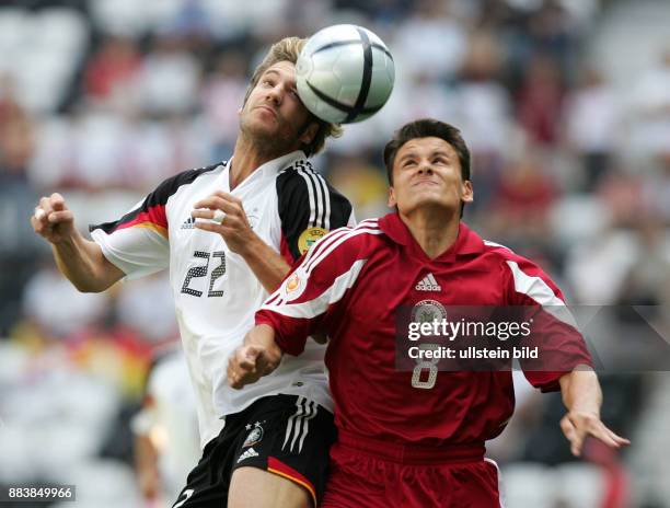 Fussball INTERNATIONAL EURO 2004 Lettland - Deutschland im Stadion do Bassa in Porto Thorsten Frings bei Kopfball gegen Imants Bleibelis