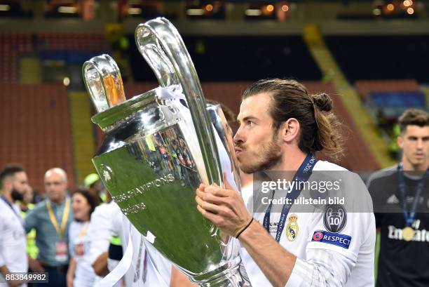 Real Madrid - Atletico Madrid Gareth Bale jubelt mit dem Pokal