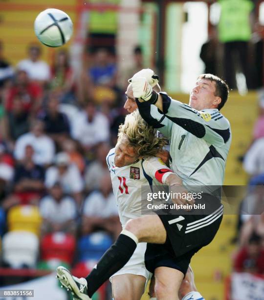 Fussball INTERNATIONAL EURO 2004 Tschechien - Lettland Pavel Nedved gegen Aleksandrs (Kolinko Jan Koller